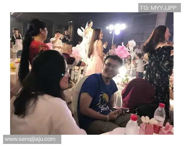 圣诞节足球球星与家人温馨合影展现团圆喜庆气氛