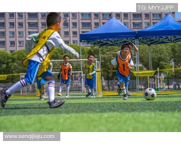 帅气足球明星：从绿茵场上的英姿到场下的个人魅力全解析