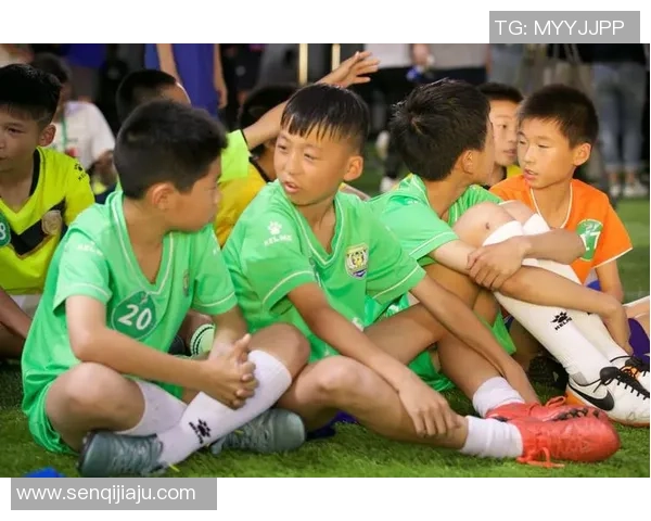 足球巨星首份工资揭秘 从贫困少年到世界顶级球员的蜕变之路 足球巨星首份工资揭秘 从贫困少年到世界顶级球员的蜕变之路